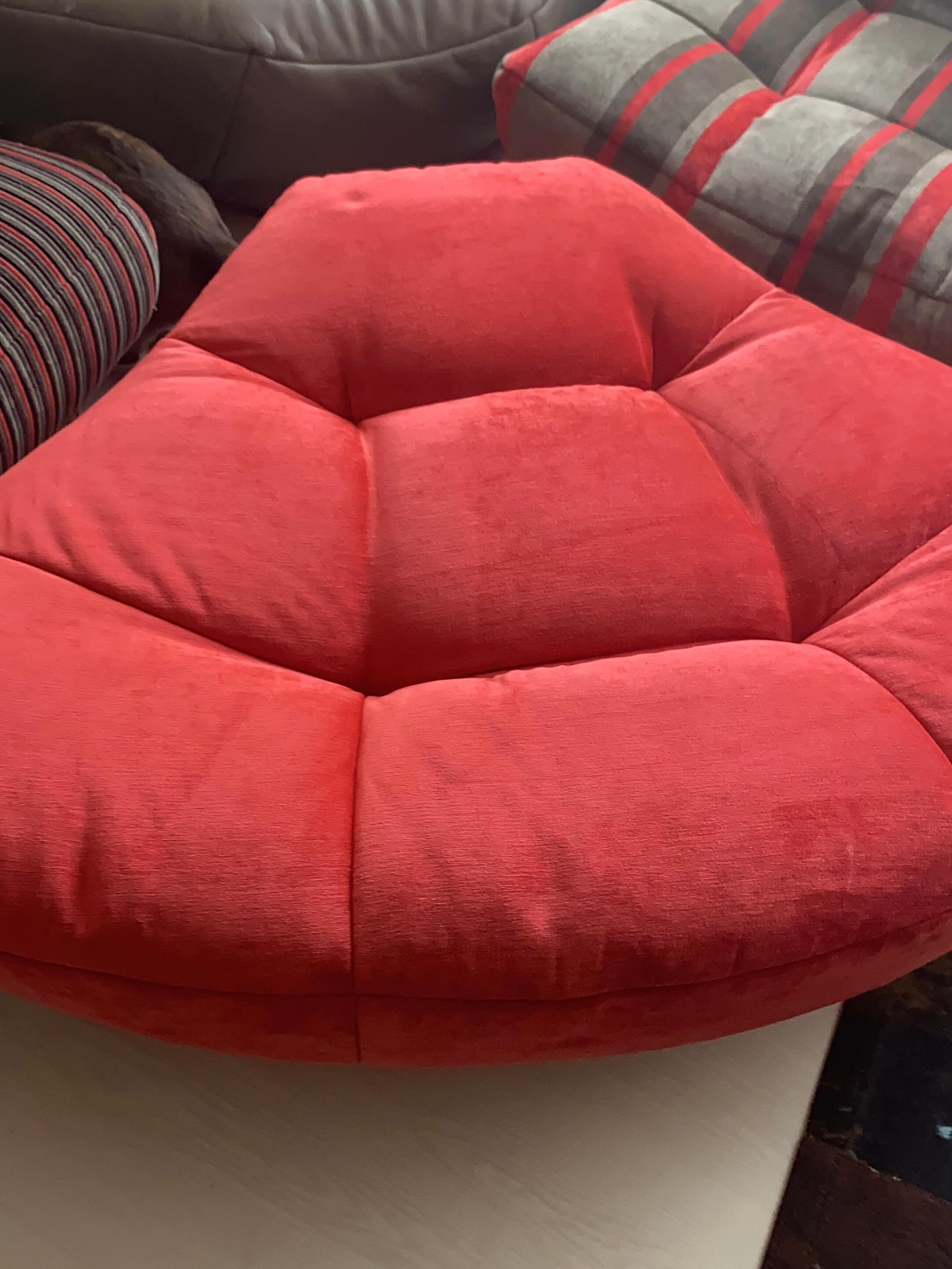 Canapé rouge capitonné après un nettoyage professionnel par Serhii Clean Genève