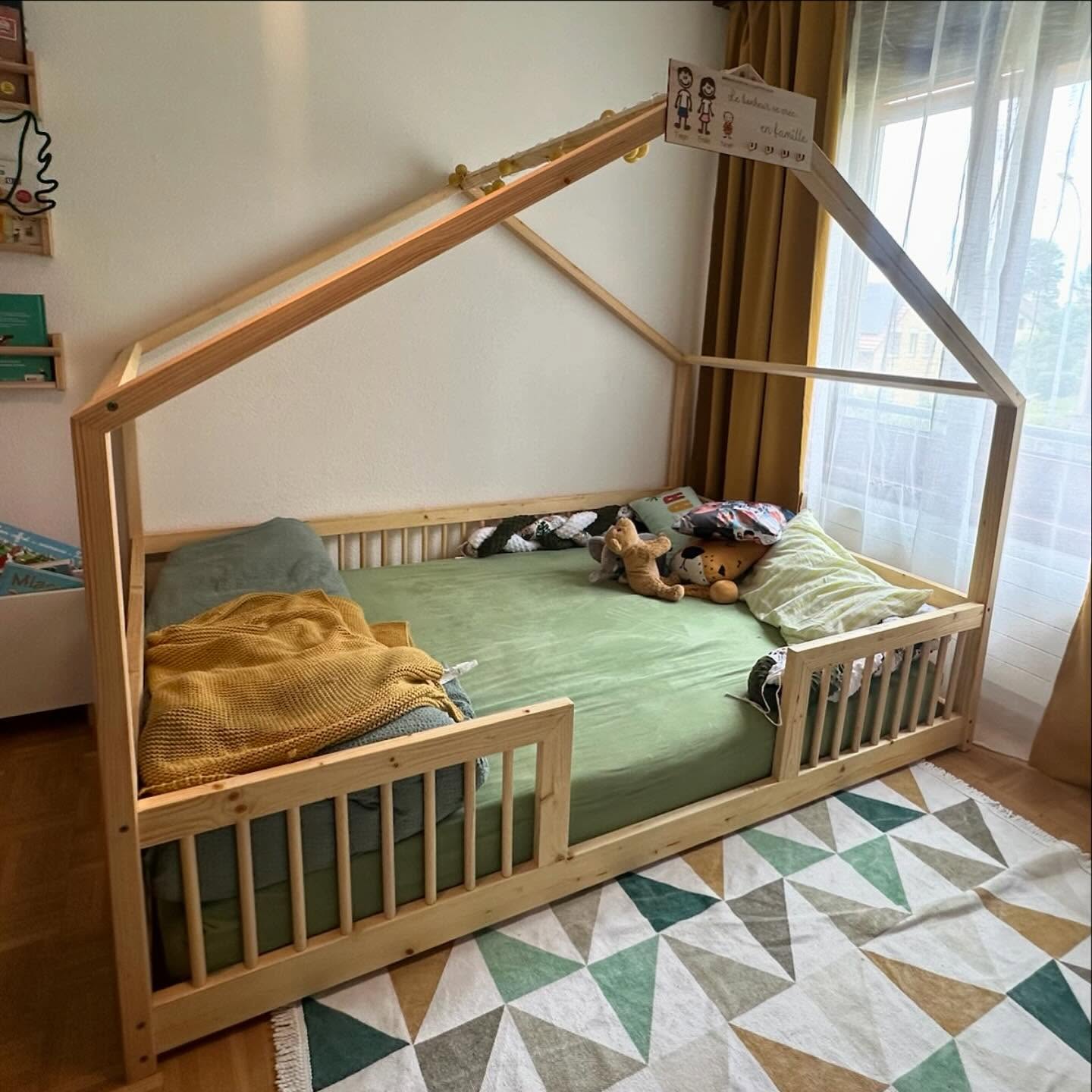Lit cabane sur mesure en bois naturel dans une chambre d’enfant