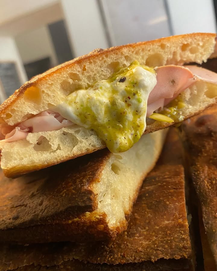 Schiacciata dorée garnie de mortadelle, de fromage crémeux et de pistache