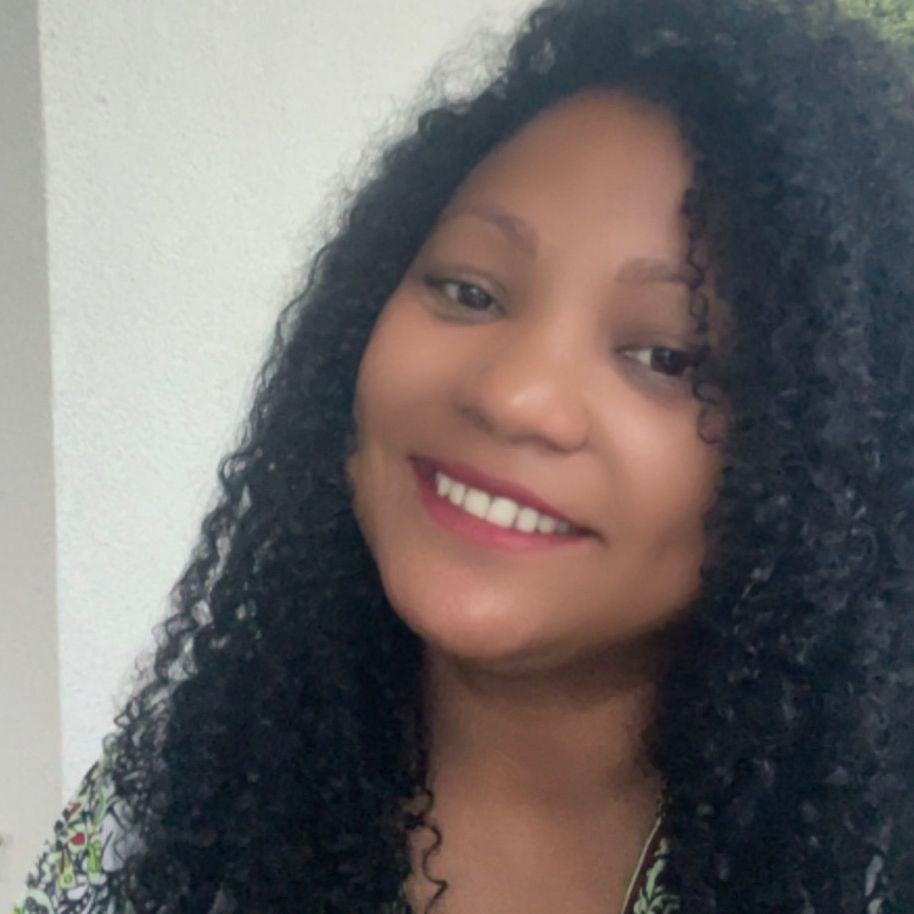 La créatrice de Craque Avec Moi, souriante, les cheveux bouclés