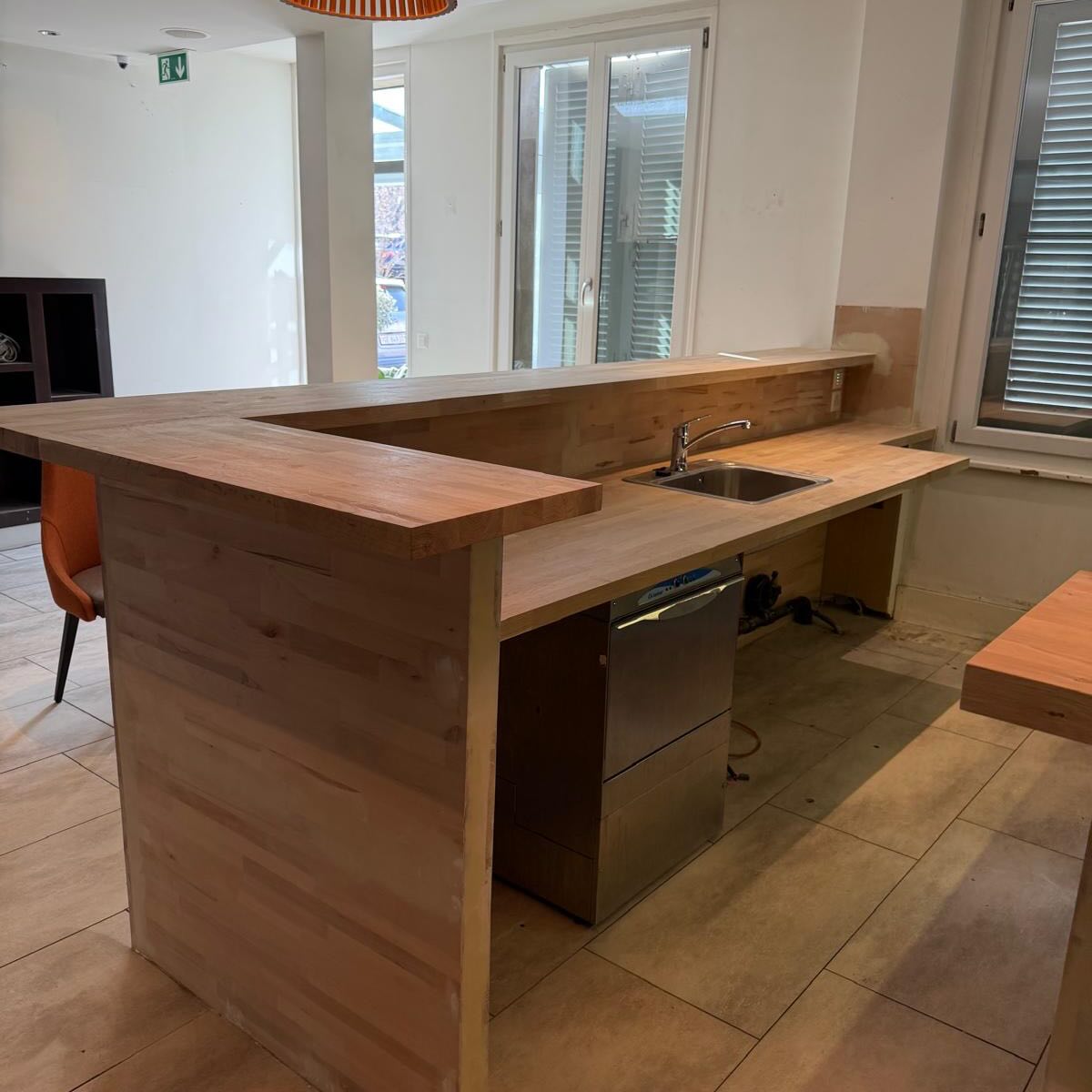 Aménagement d’un comptoir en bois avec évier dans un local commercial