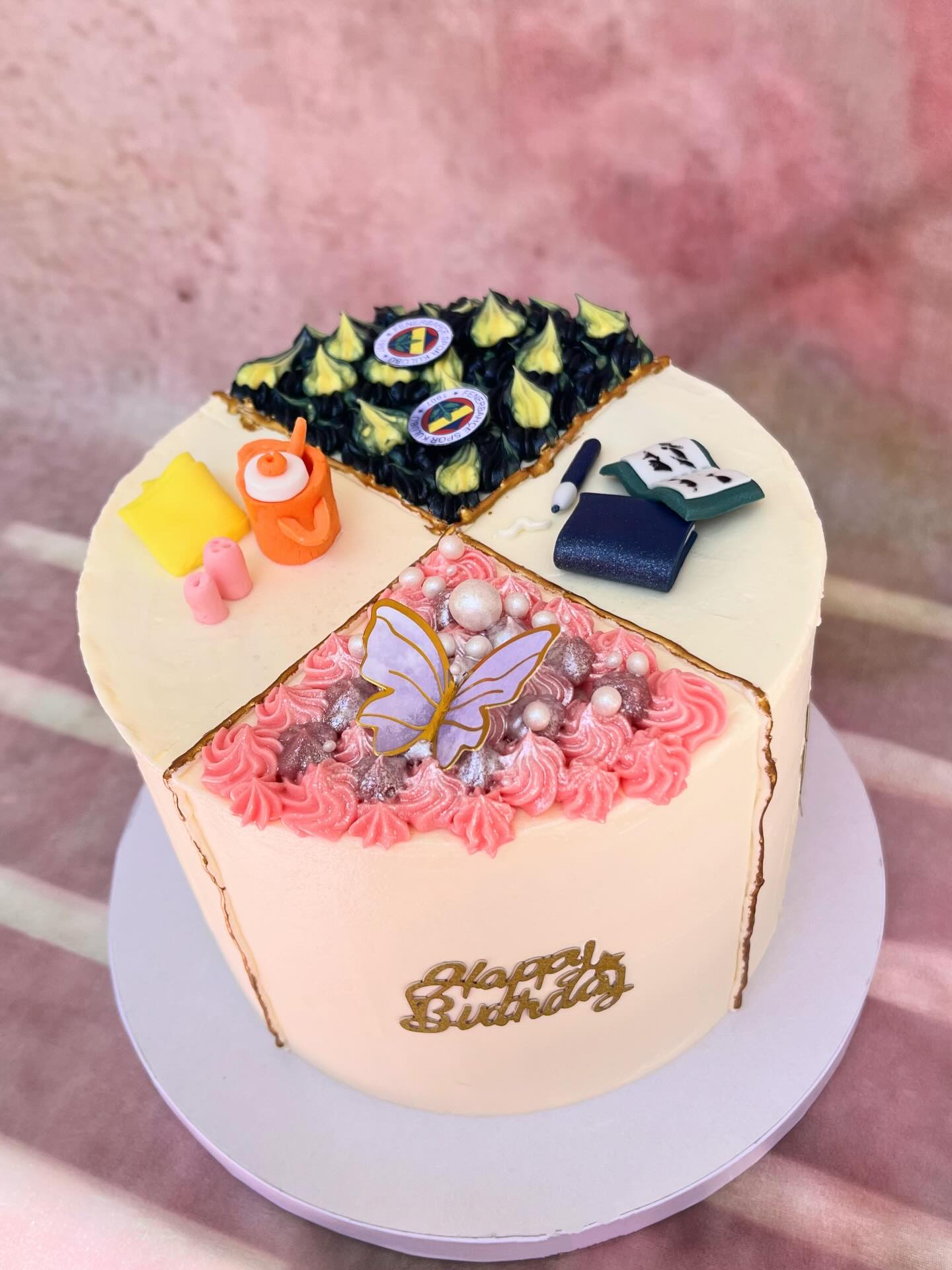 Gâteau personnalisé aux quatre univers, avec papillon rose et décors miniatures
