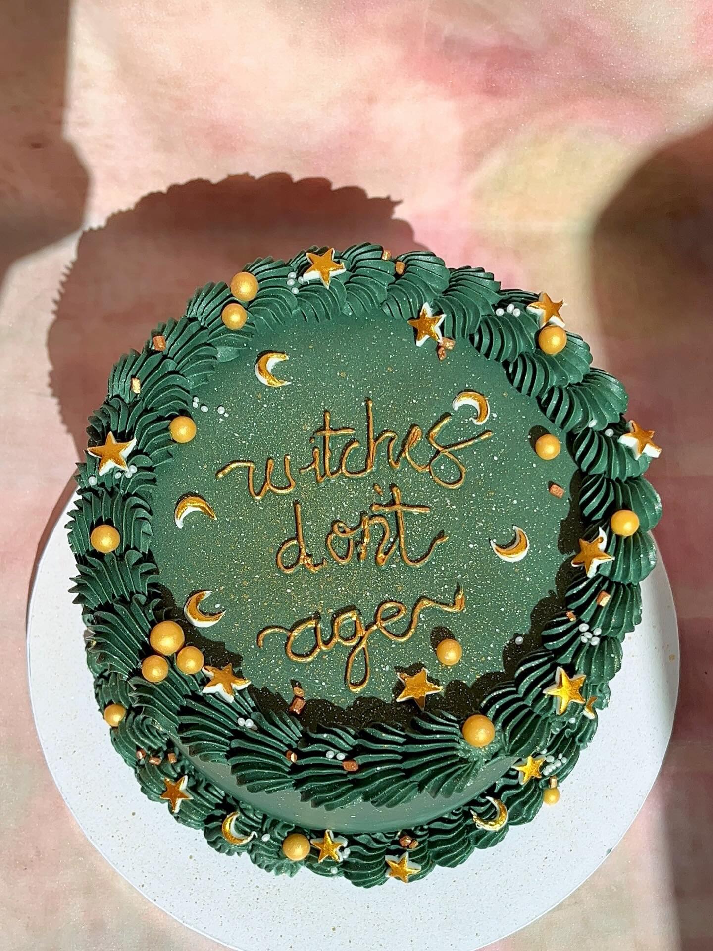 Gâteau vert profond avec inscription personnalisée, lunes et étoiles dorées