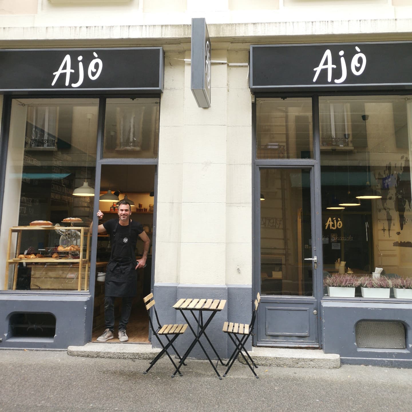 Un accueil souriant à l’entrée d’Ajò Café, rue du Simplon à Lausanne